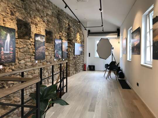 Das Heimatlichter Forum in Freinsheim von innen - Veranstaltungsraum 1. OG Das Heimatlichter Forum bietet zwei Etagen. Auf der im Foto gezeigten oberen Etage befindet sich das Fotostudio, der Veranstaltungsraum und ein separates Büro.