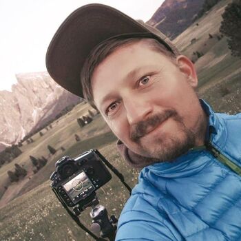 Landschaftsfotograf David Köster aus Halle (Sachsen-Anhalt). Auf dem Foto steht er vor seiner Kamera in den Alpen. David bietet Fotoworkshops und Fotochoachings in Sachsen-Anhalt, der sächsischen Schweiz, in ganz Deutschland und in den Alpen.