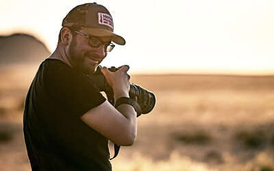 Daniel Spohn, die Kamera in der Hand steht er in Tasmanien. Daniel ist Biologe, Fotograf, hauptberuflicher Fototrainer und Fotoreiseleiter, Autor und Vortragsreferent. Inhaber von "Natur Im Fokus".