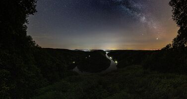 Mehrzeiliges Panorama der Saarschleife mit der Milchstraße