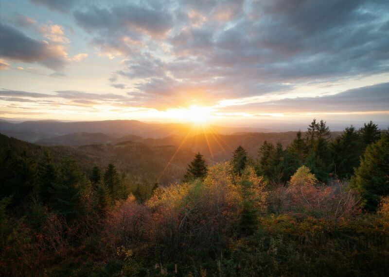 CorvinOelschlaeger_SonnenuntergangSchliffkopf Ein Sonnenauntergang am Schliffkopf mit Wolken und orangener Sonne, fotografiert am Schliffkopf in der Nähe der B500 Schwarzwaldhochstraße, ein Foto von Landschaftsfotograf und Foto-Trainer Corvin Ölschläger
