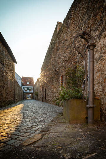 Stadtmauer Freinsheim Impressionen aus Freinsheim. Freinsheim ist ein malerisches Örtchen in der Pfalz. Mit seiner komplett erhaltenen Stadtmauer, den engen Gässchen und dem vielfältigen kulinarischen Angebot lockt es zahlreiche Tourist:innen. Hier steht auch unser Firmensitz,