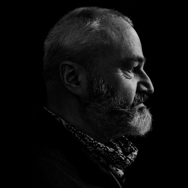 Portrait von Harald Baumeister. Foto von Céline Geiger. Das Schwarz-Weiß-Portrait zeigt Harald Baumeister, Fotograf und Pädagoge aus der Pfalz. Foto von Céline Geiger.