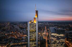 Die Frankfurter Skyline in der Blauen Stunde, ein Foto von Heimatlicht Florian Orth, entstanden bei einem Workshop in Frankfurt am Main