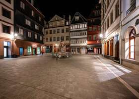 Eine Straße in Frankfurt bei Nacht, ein Foto von Heimatlicht Florian Orth, entstanden bei einem Workshop in Frankfurt am Main