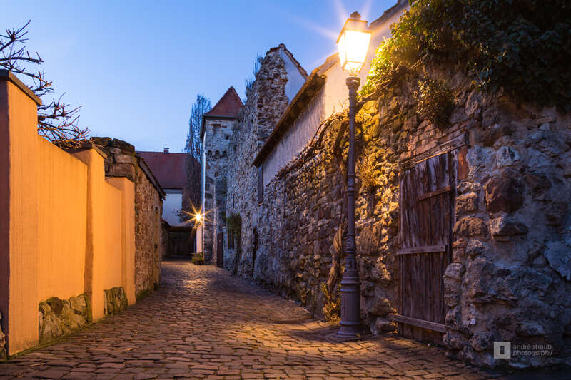 Freinsheim Stadtmauer - Ringstraße - Logo André Straub Impressionen aus Freinsheim. Freinsheim ist ein malerisches Örtchen in der Pfalz. Mit seiner komplett erhaltenen Stadtmauer, den engen Gässchen und dem vielfältigen kulinarischen Angebot lockt es zahlreiche Tourist:innen. Hier steht auch unser Firmensitz,