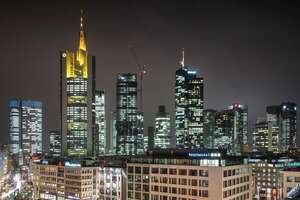 Die Frankfurter Skyline in der Nacht, ein Foto von Heimatlicht Florian Orth, entstanden bei einem Workshop in Frankfurt am Main