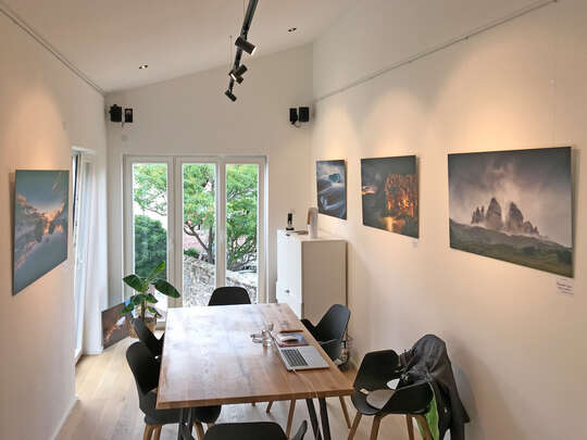 Das Heimatlichter Forum bietet zwei Etagen. Auf der im Foto gezeigten oberen Etage befindet sich das Fotostudio, der Veranstaltungsraum und ein separates Büro.