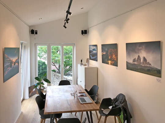 Das Heimatlichter Forum in Freinsheim von innen - Büro 1. OG Das Heimatlichter Forum bietet zwei Etagen. Auf der im Foto gezeigten oberen Etage befindet sich das Fotostudio, der Veranstaltungsraum und ein separates Büro.