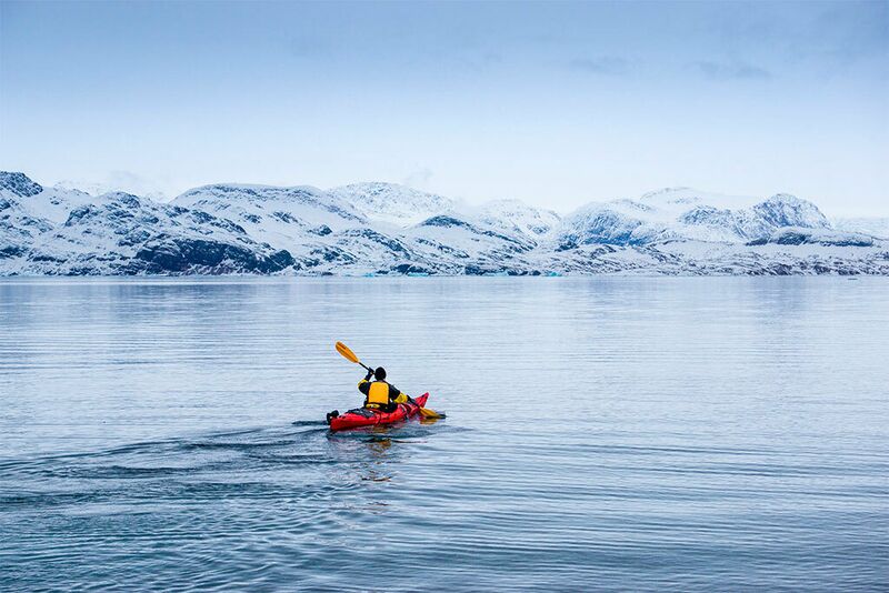 Kajak auf dem Meer in Norwegen bei Ny-Ålesund