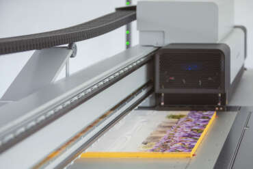 Unser Druckpartner, das Fotofachlabor Trenkle in Freiburg, bei der Herstellung eines Wandbildes - Halzplatte im UV-Direktdruck