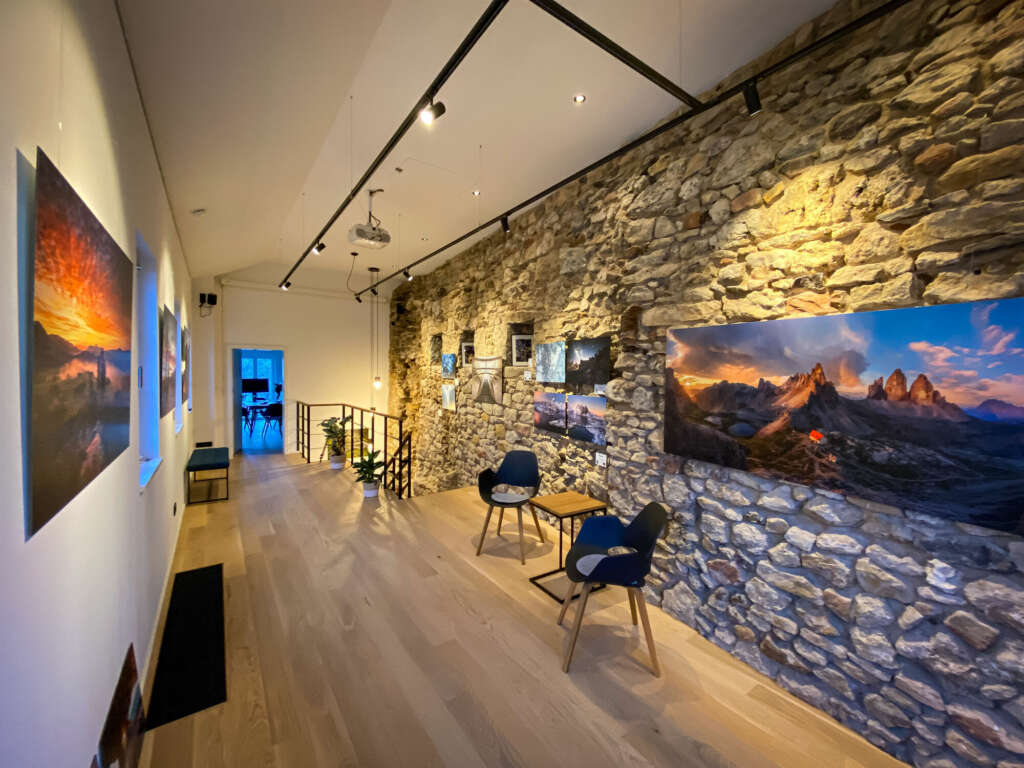 Ausstellungsraum mit Wandbildern von Heimatfotos im Heimatlichter Forum Freinsheim