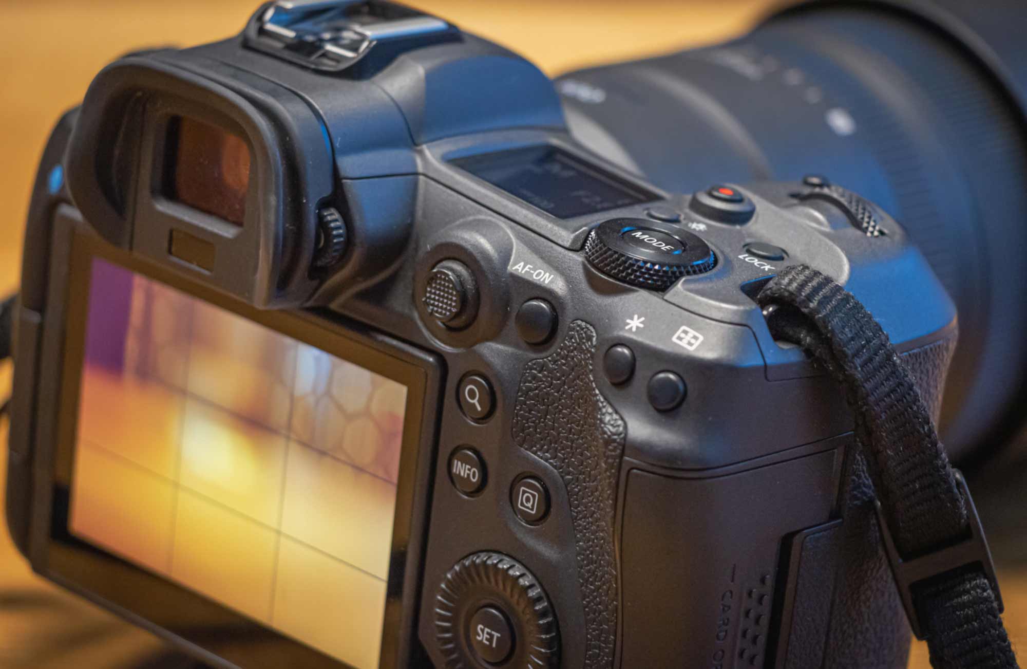 Nahaufnahme einer Canon R5 (spiegellose Systemkamera mit Vollformatsensor) von hinten